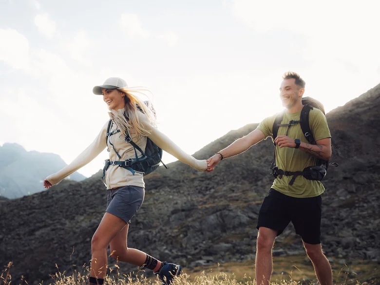 Outdoor Imagebild - zwei Personen laufen im Gebirge