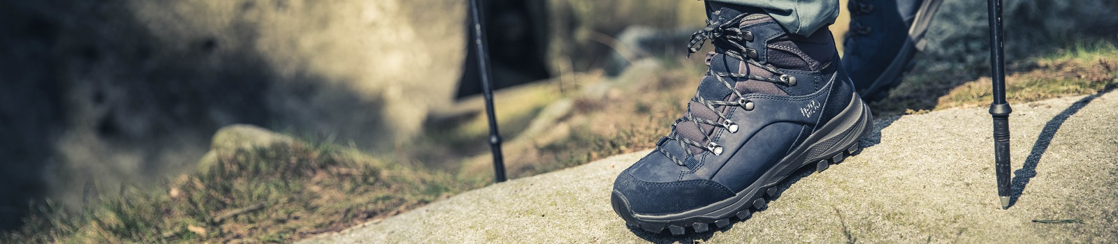 Outdoor Imagebild - Hanwag Wanderstiefel in Aktion auf einem Felsen