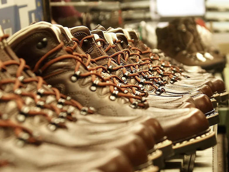 Meindl Identity Schuhe in der Produktion nebeneinander aufgereiht
