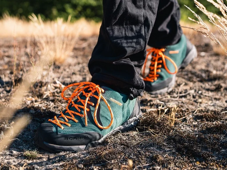 Outdoor Imagebild - Scarpa Mojito Outdoorschuhe in petrol mit orangefarbenen Schnürsenkeln in der Detailansicht