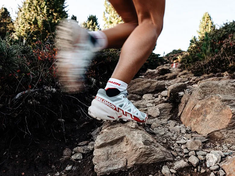 Outdoor Imagebild - Trailrunningschuhe im Einsatz