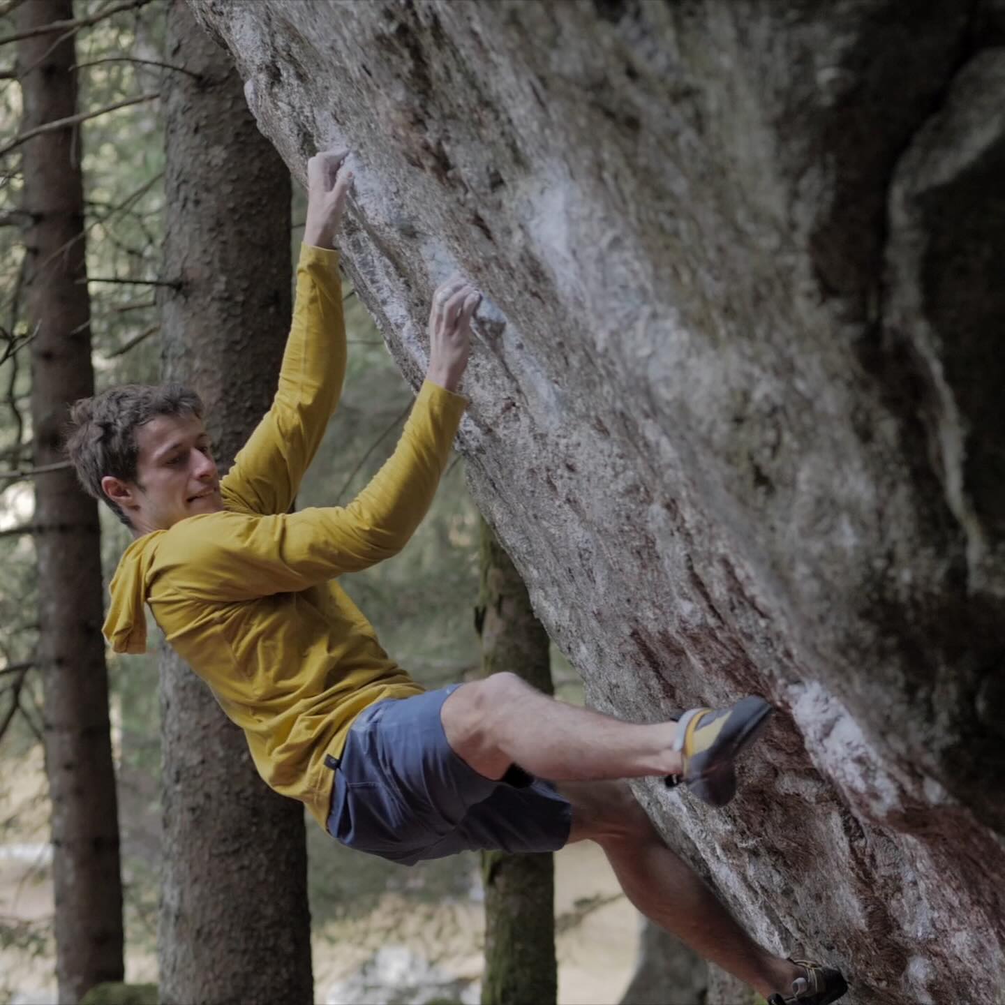 Person an Kletterwand im freien