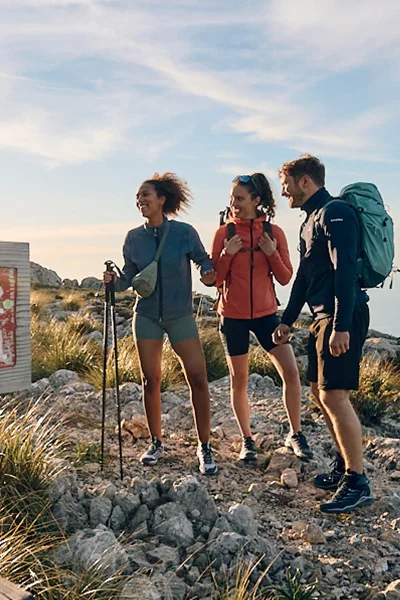 Outdoor Imagebild - drei Personen im Freien auf steinigem Untergrund bei einer Wanderung