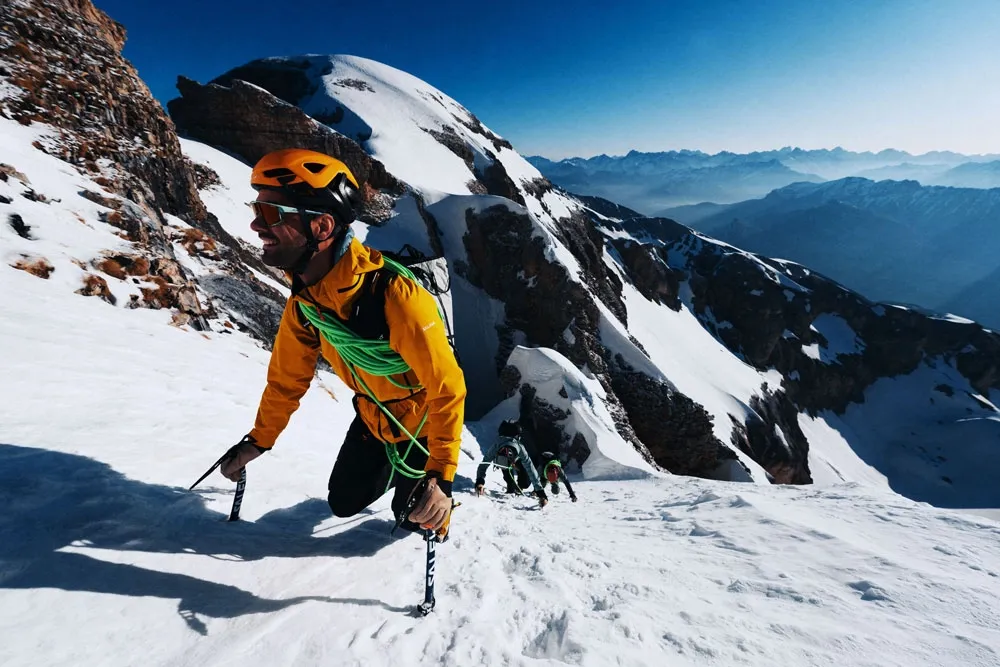 Outdoor Imagebild - Person im Gebirge mit Schnee