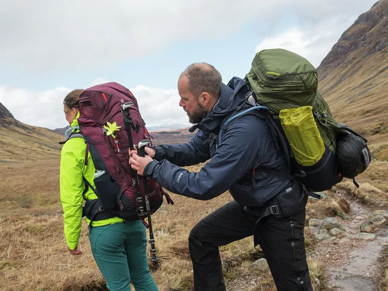 Outdoor Imagebild - zwei Personen mit großen Trekkingrucksäcken befinden sich im Gebirge.