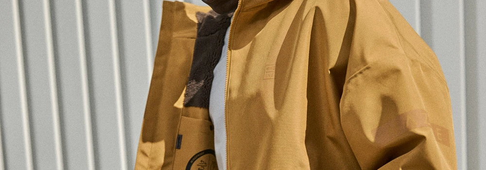 ockerfarbene Mazine Jacke in der Detailansicht