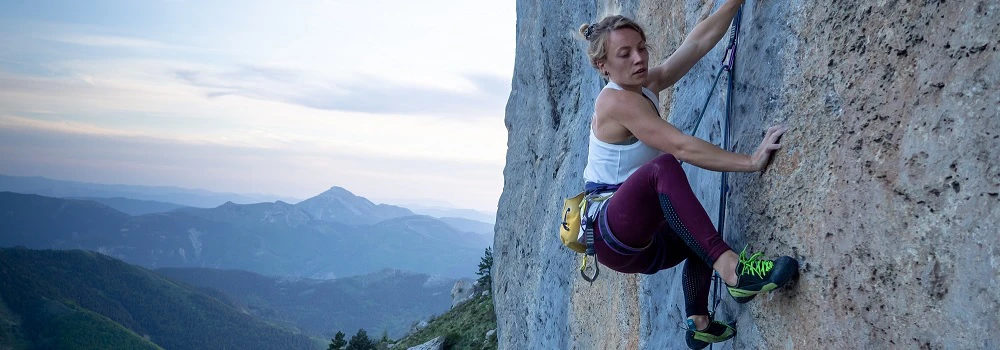 Scarpa Imagebild - Person klettert im Freien an einer steilen Felswand