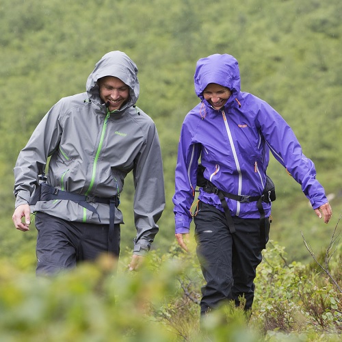 zwei Personen mit Hardshelljacken im Freien bei Nässe