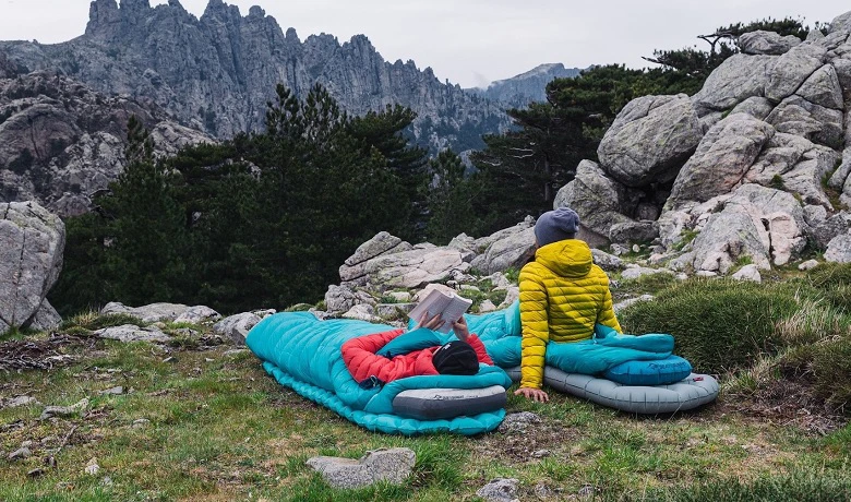 Sea to Summit Outdoor Imagebild - zwei Personen im Gebirge mit Schlafsack und Isomatte in der Rückansicht