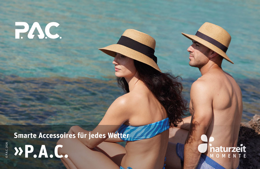 PAC Teaserbild - zwei Personen sitzen am Meer mit einem Sonnenhut