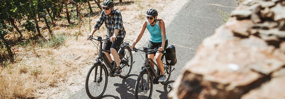 Outdoor Imagebild - 2 Personen auf Fahrrad