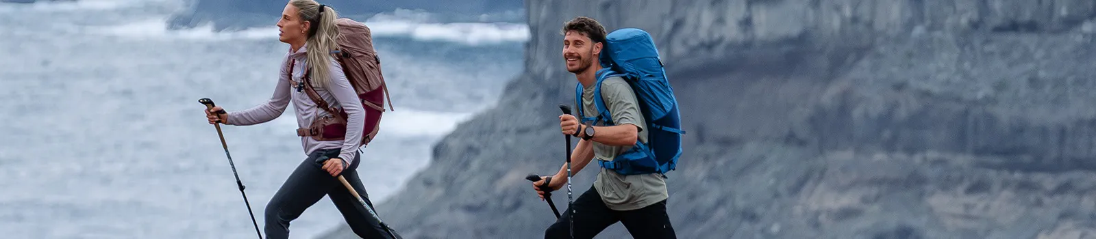 zwei Personen mit deuter Futura Pro Rucksack draußen unterwegs