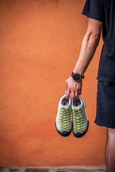 Scarpa Mojito in Aktion - Person trägt ein grünes paar Mojito Outdoorschuhe