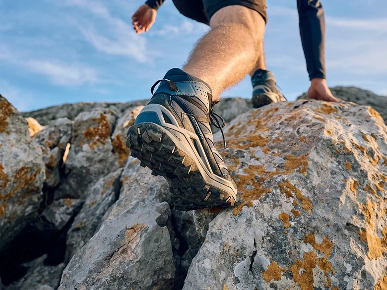 Lowa Maddox Pro Mid GTX Halbschuh in der Detailansicht von hinten auf einem Felsen