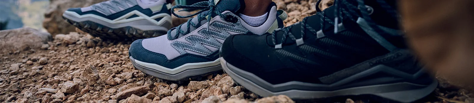 Lowa Maddox Pro Outdoorschuhe in der Detailansicht auf steinigem Untergrund