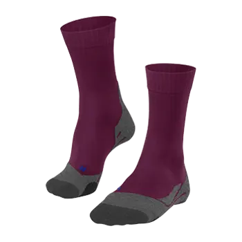 lilafarbene Outdoorsocken mit grauer Sohle auf weißem Hintergrund